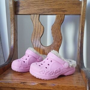 Crocs Kids Pink Clogs with Fleece Lining Size 6/7